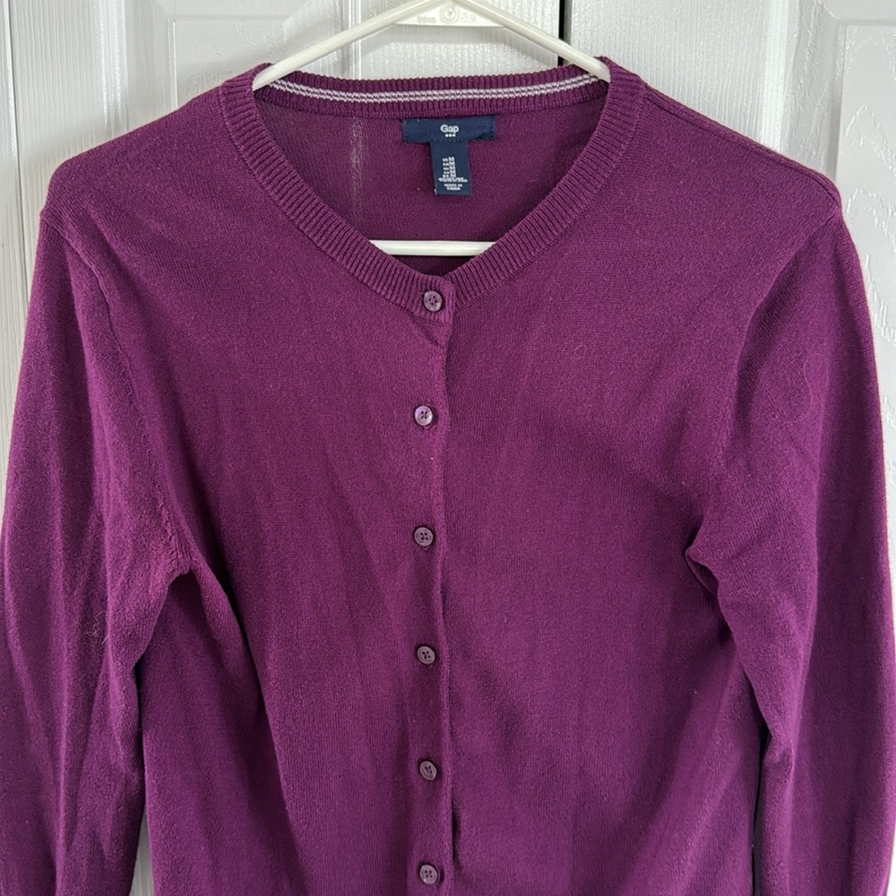 *LIKE NEW* GAP Plum Colored Cotton Button-Down Cardigan Sweater - Size M - Picture 2 of 8